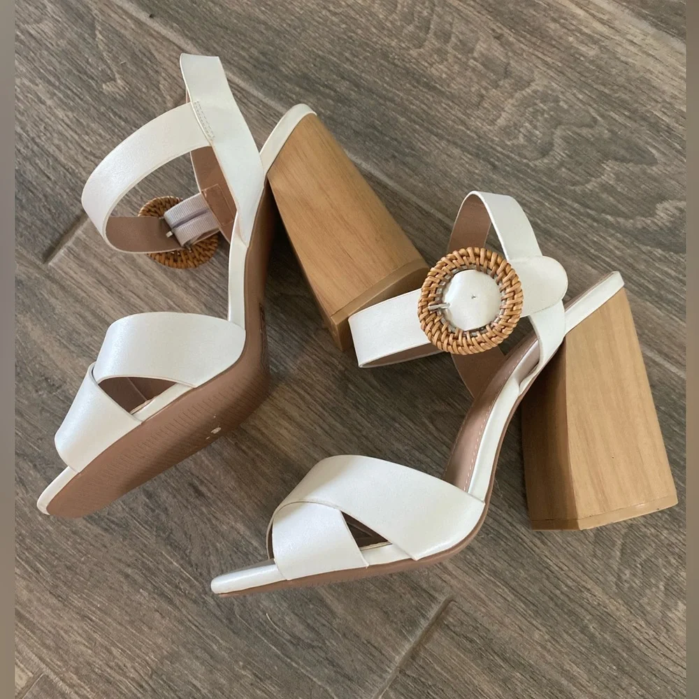 WHITE CHUNKY HEEL SANDAL HEELS Wicker Buckle Strap CUTE!